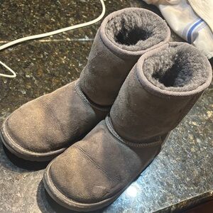 UGG Girls Short Suede & Leather Back Boots in grey